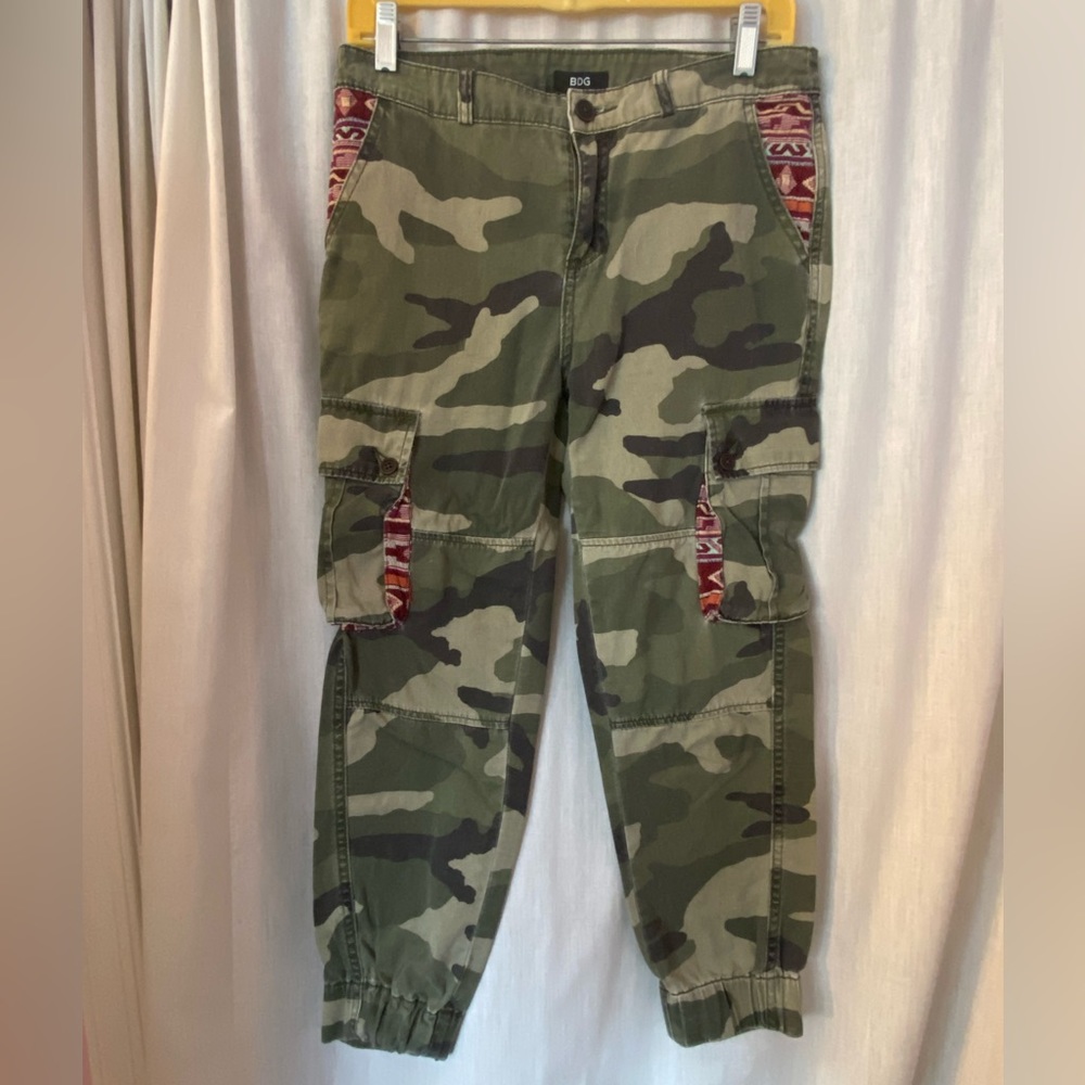 BDG Camo & Tribal Print Cargo Pants Size Woman’s 28